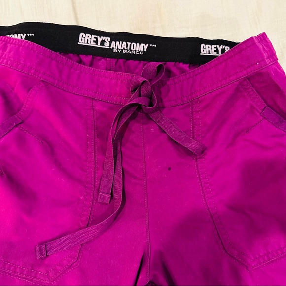 Grey's Anatomy Magenta Scrubs Set - Picture 4 of 9